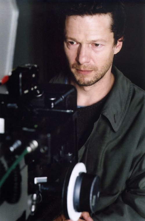 photo de l'acteur jerome kircher face a une camera.