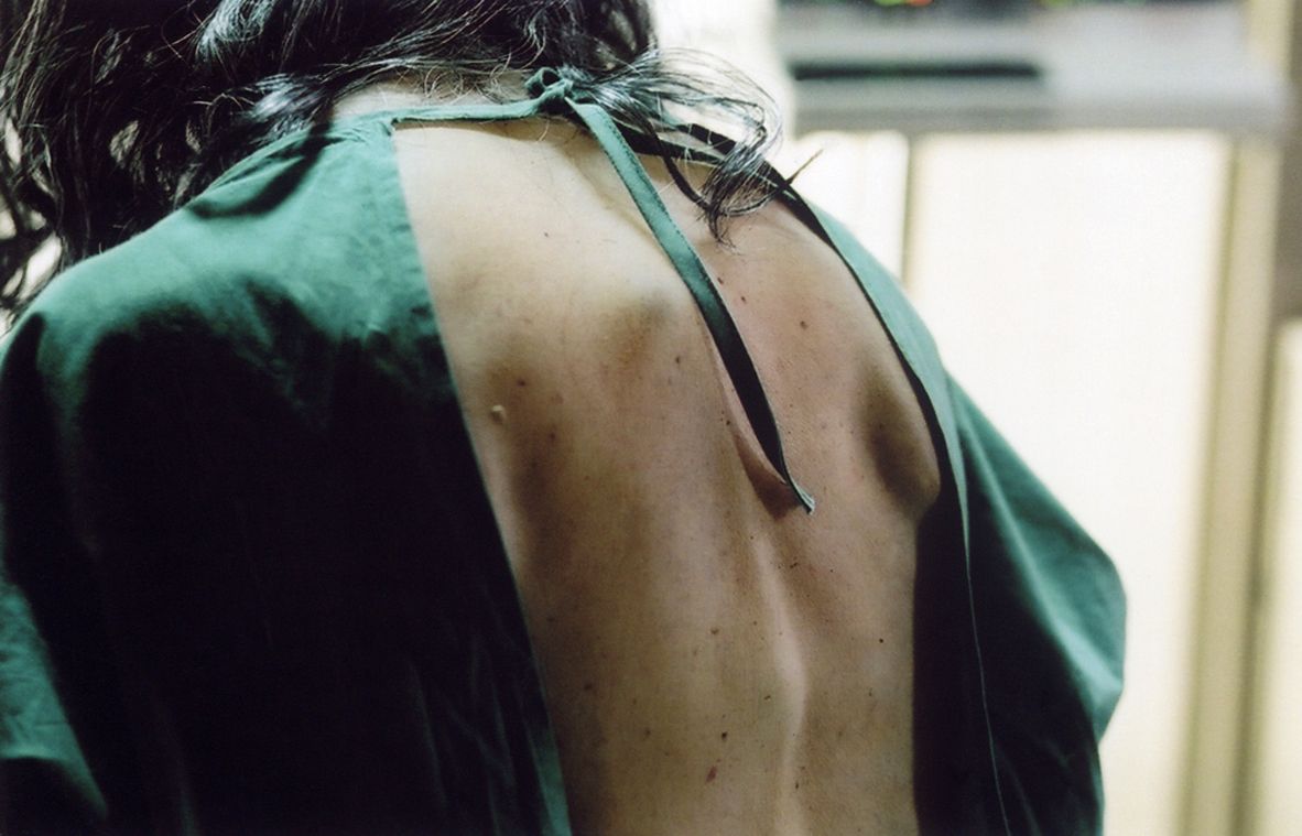 photo du dos d'un mannequin en cire dans le livre des morts de belleville.
