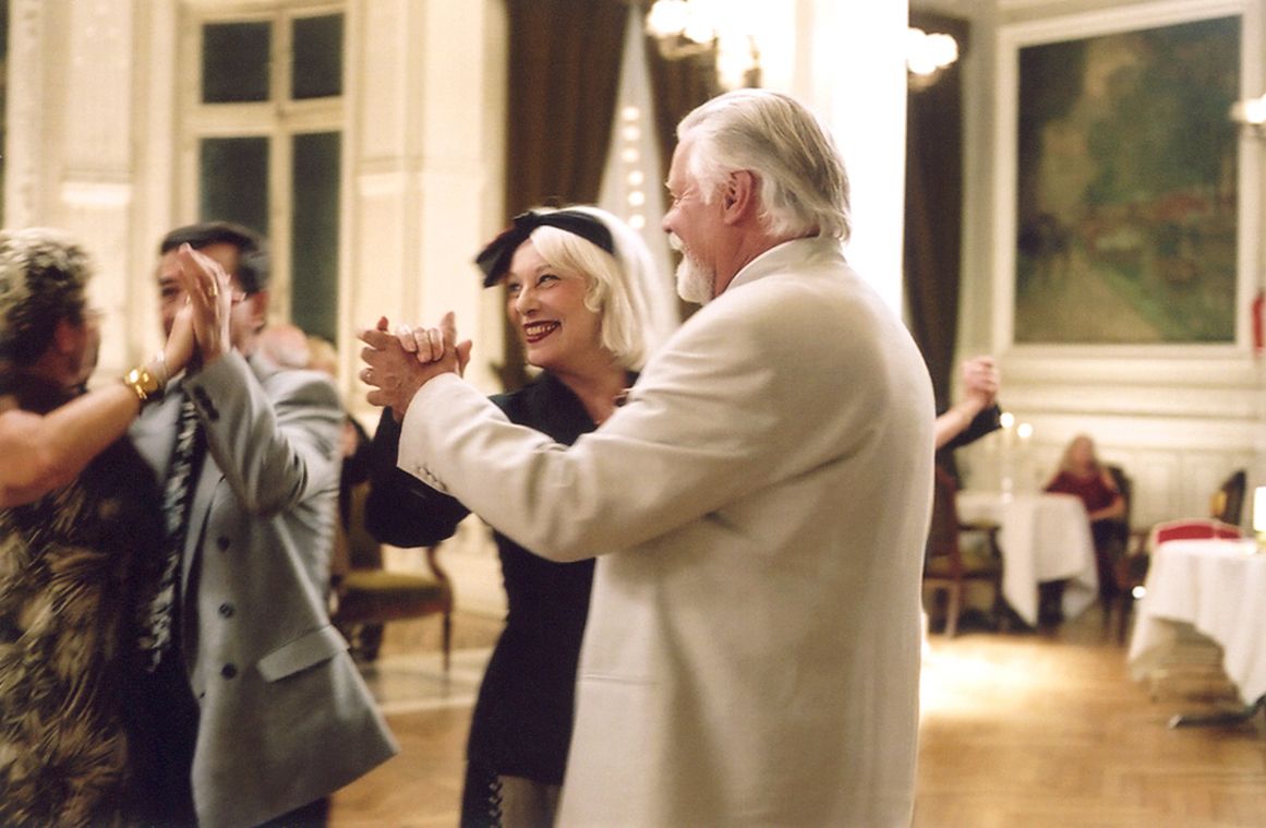 photo de bernadette lafont dansant avec un vieux monsieur.