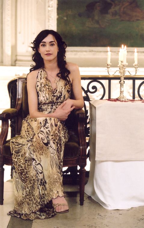 photo de l'actrice melisandre meertens assise dans un fauteuil.