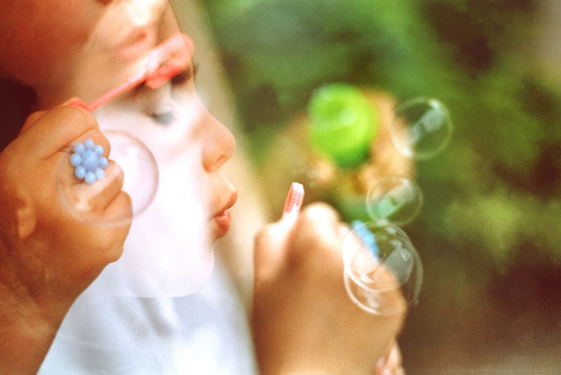 Photo d'enfants et de bulles de savon.