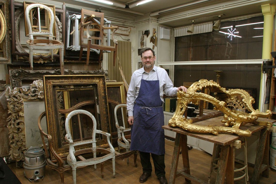 Portrait dans son atelier de Youri Dmitrenko, restaurateur de bois dorés.