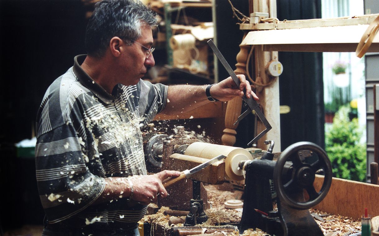 Le geste de l'artisan capté en plein travail.