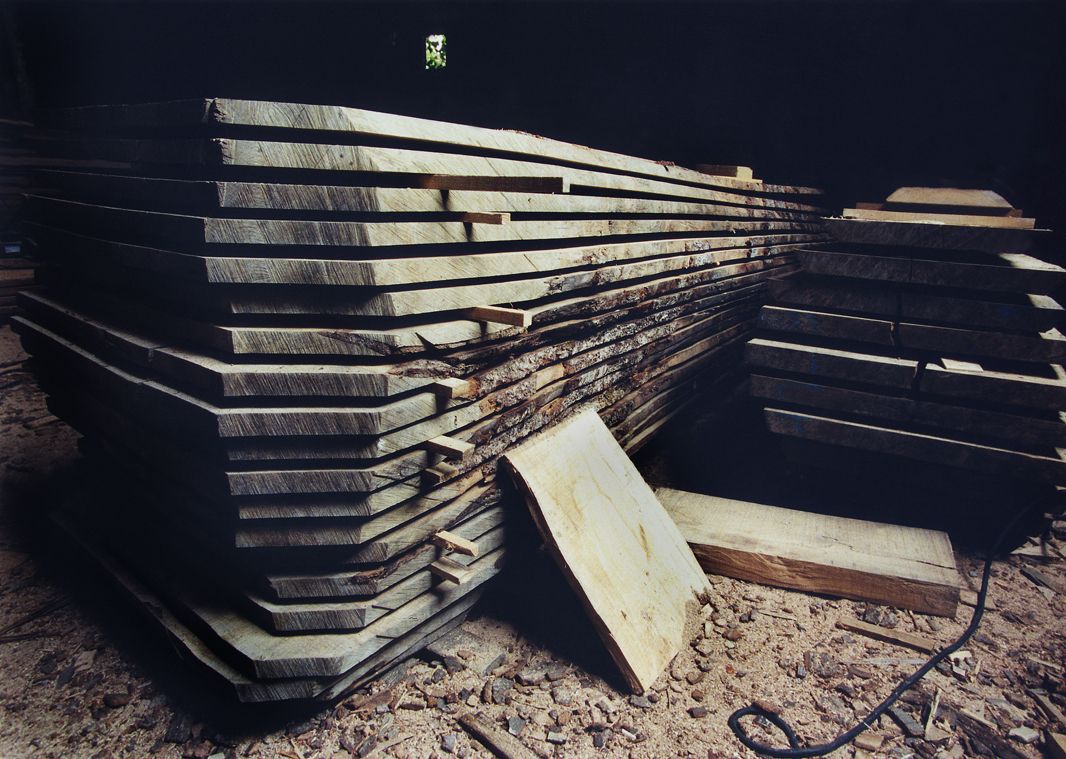 L'atelier Suay, menuisier en sièges, stocke des troncs entiers d'arbre coupés en planches de plusieurs mètres de long.