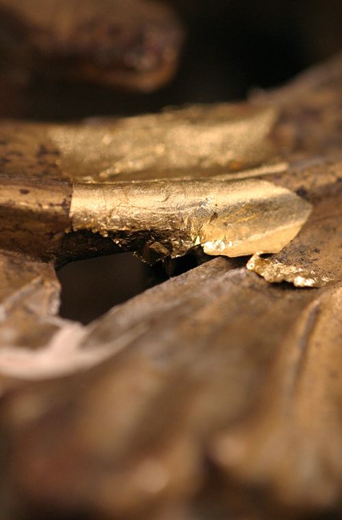 Macro sur une dorure à la feuille sur bois.