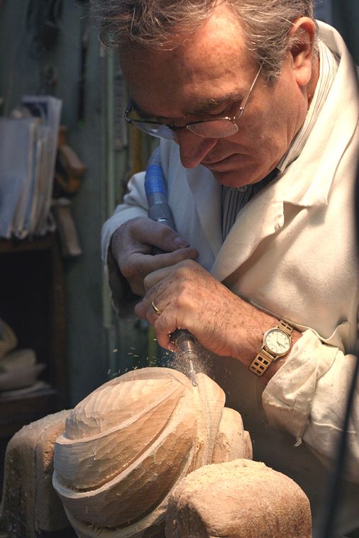 Photographie du geste de l'artisan formier.