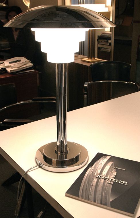 Photographie d'une lampe créée par l'atelier Jean Perzel.