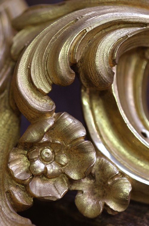 Photo de détail sur un métal doré dans l'atelier de dorure sur métal Riot.