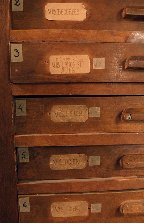 Photo illustrant des tiroirs de rangements pour vis, dans l'atelier Perzel.