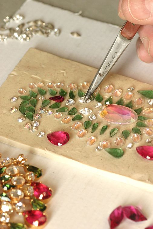 Photographie de l'organisation des pierres avant la conception d'un bijou.