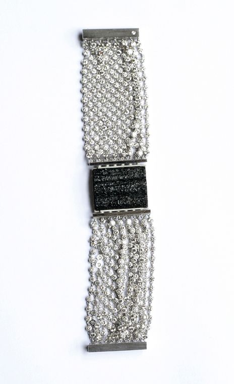 Photographie d'un bracelet serti de diamants.