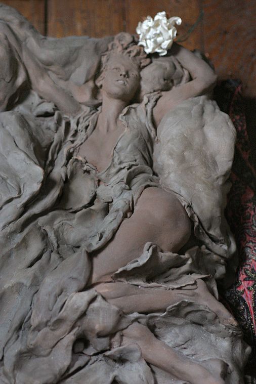 Sculpture de femme couchée photographiée par Nathalie Barrus.
