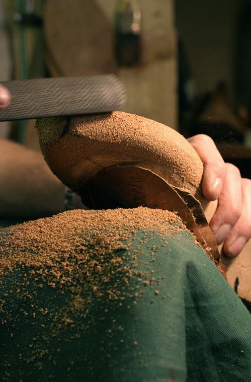 Photographie de la confection d'une forme en bois pour le bottier Clairvoy.