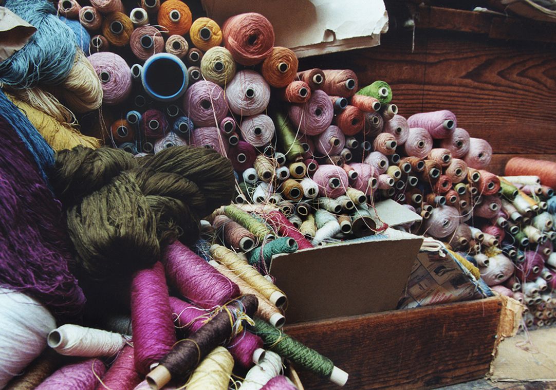 L'atelier Verrier regorge de bobines de fils destinés à la passementerie.