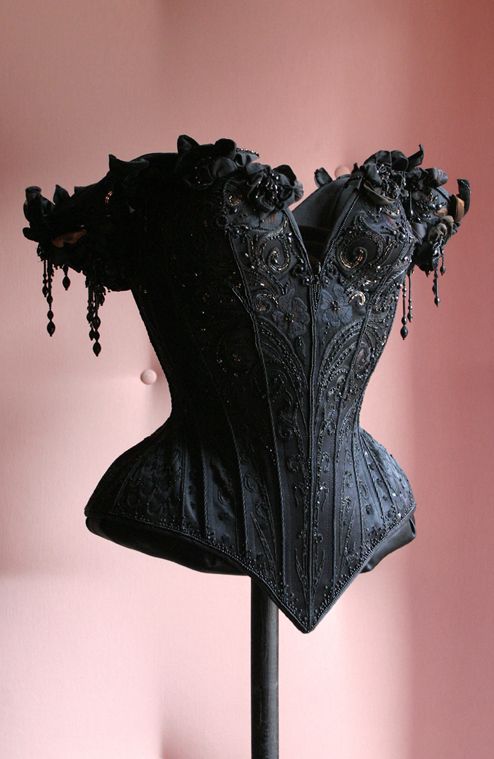 Photographie d'un modèle de corset réalisé par le corsetier Mr Pearl.