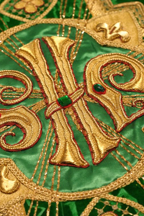 Gros plan photo de broderie sur une chasuble ecclésiastique.