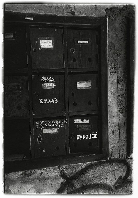photo noir et blanc de boîtes aux lettres dans un immeuble à belgrade.