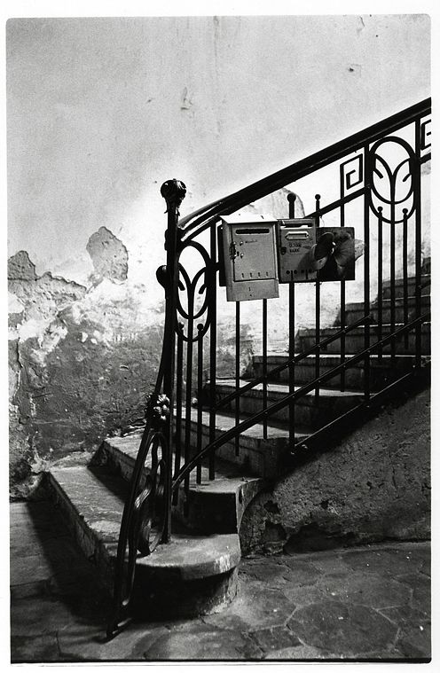 photo noir et blanc d'un escalier dans la cage d'un immeuble à belgrade.