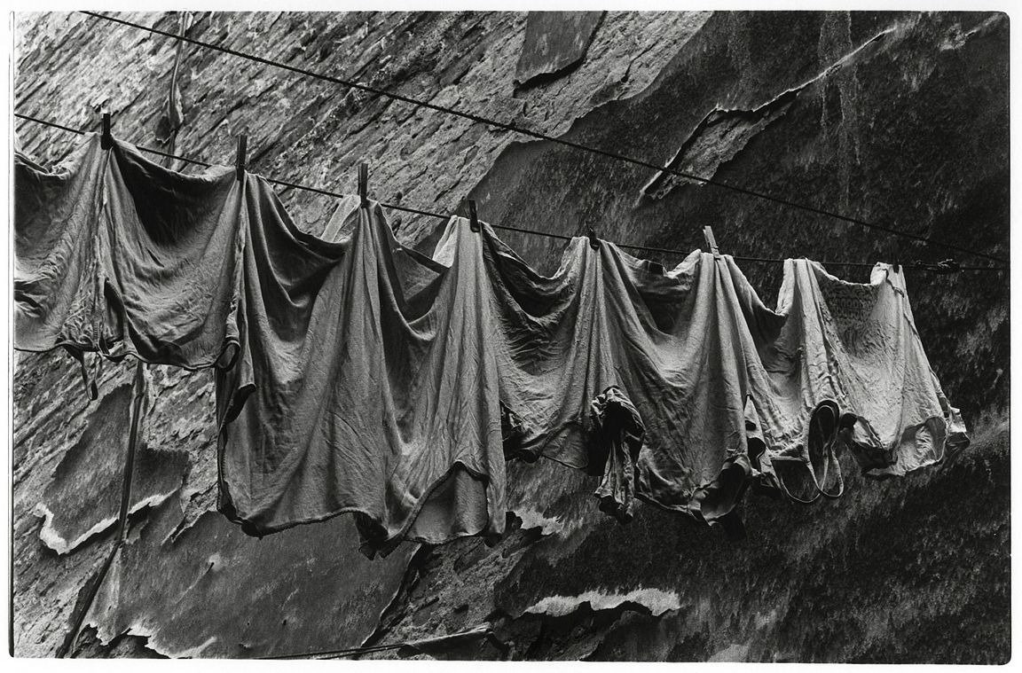 photographie noir et blanc de linge séchant à belgrade.