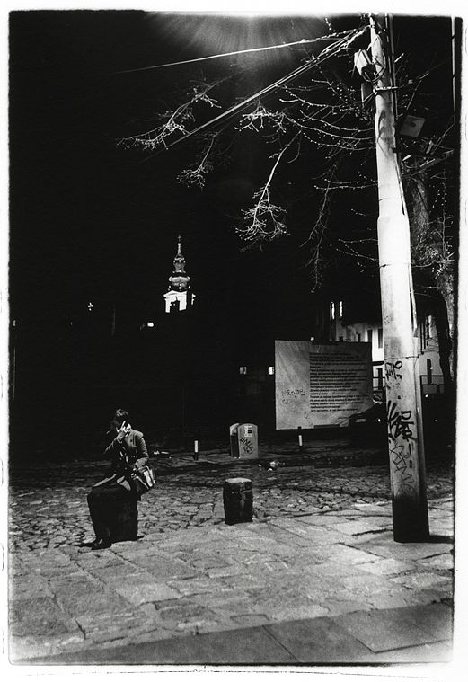 photo noir et blanc de nuit à belgrade de sladjana stankovic téléphonant.