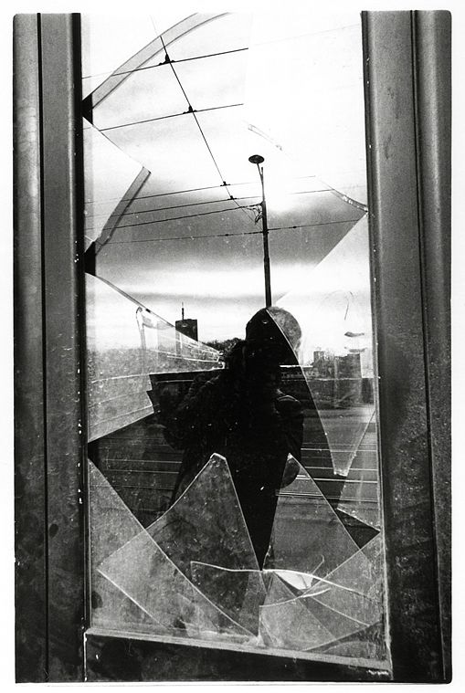 photographie noir et blanc d'une vitre cassée à belgrade.
