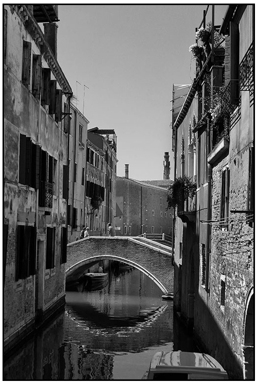 photo noir et blanc d'un pont dans venise