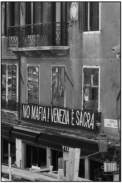 photo noir et blanc d'une affiche contre la mafia dans venise