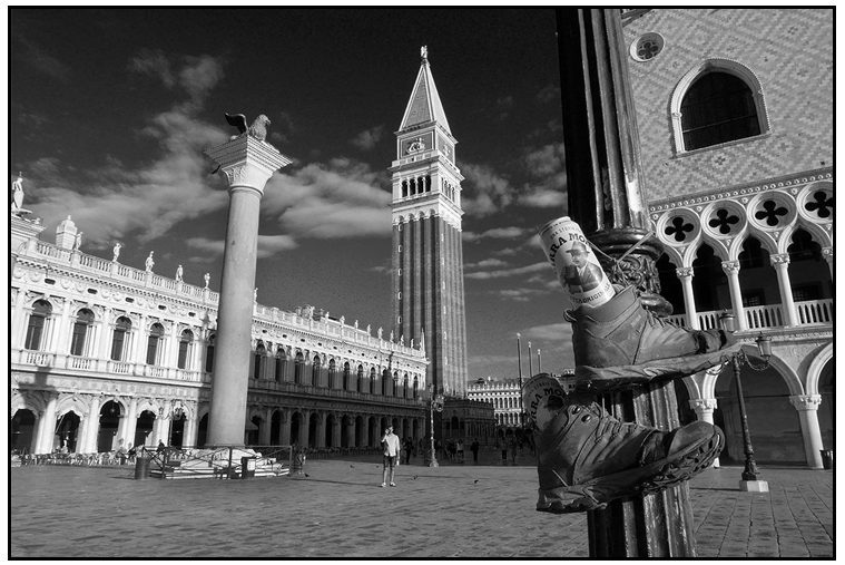 photo noir et blanc du campanile à venise