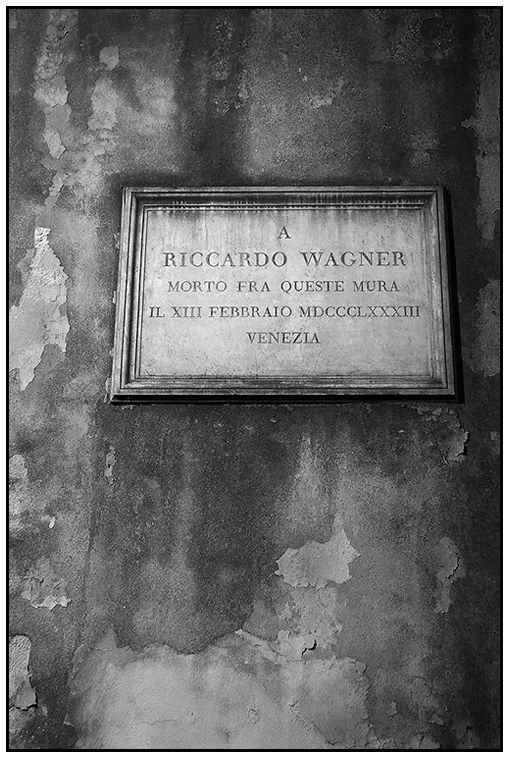 photo noir et blanc d'une plaque sur un mur dans venise la nuit