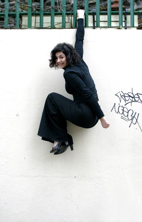 Photographie de la chanteuse maryvette lair accrochée à un mur.