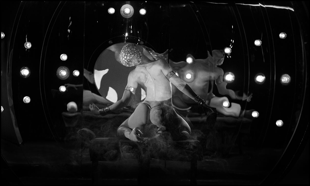 Photo de la danseuse du Crazy Horse, Fiamma ROSA, spectacle Désirs, 2016