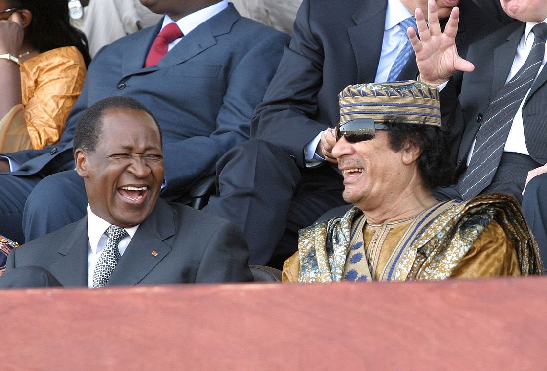 Photo de blaise compaore et mouammar kadhafi en train de rire.