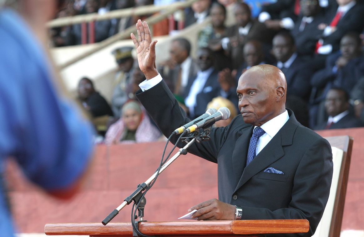 Photo d'abdoulaye wade prêtant serment pour son investiture.