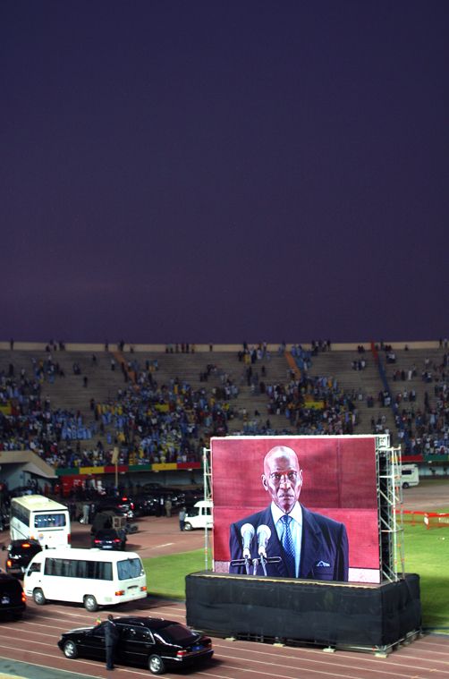 Photo d'un écran géant lors de l'investiture du président du Sénégal.