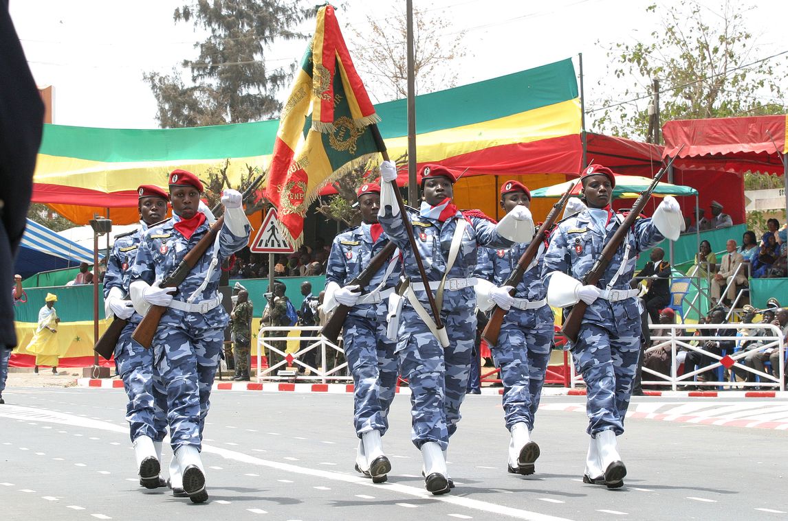 Photo d'un défilé de femmes militaires lors de la fête de l'indépendance à Dakar.