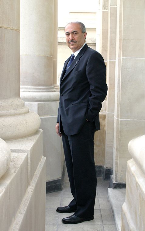 Photo en pieds de fouad makhzoumi homme d'affaires.