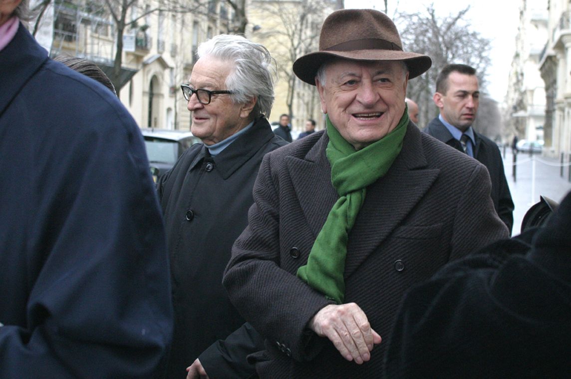 Photo reportage de Pierre Bergé entouré de personnes.