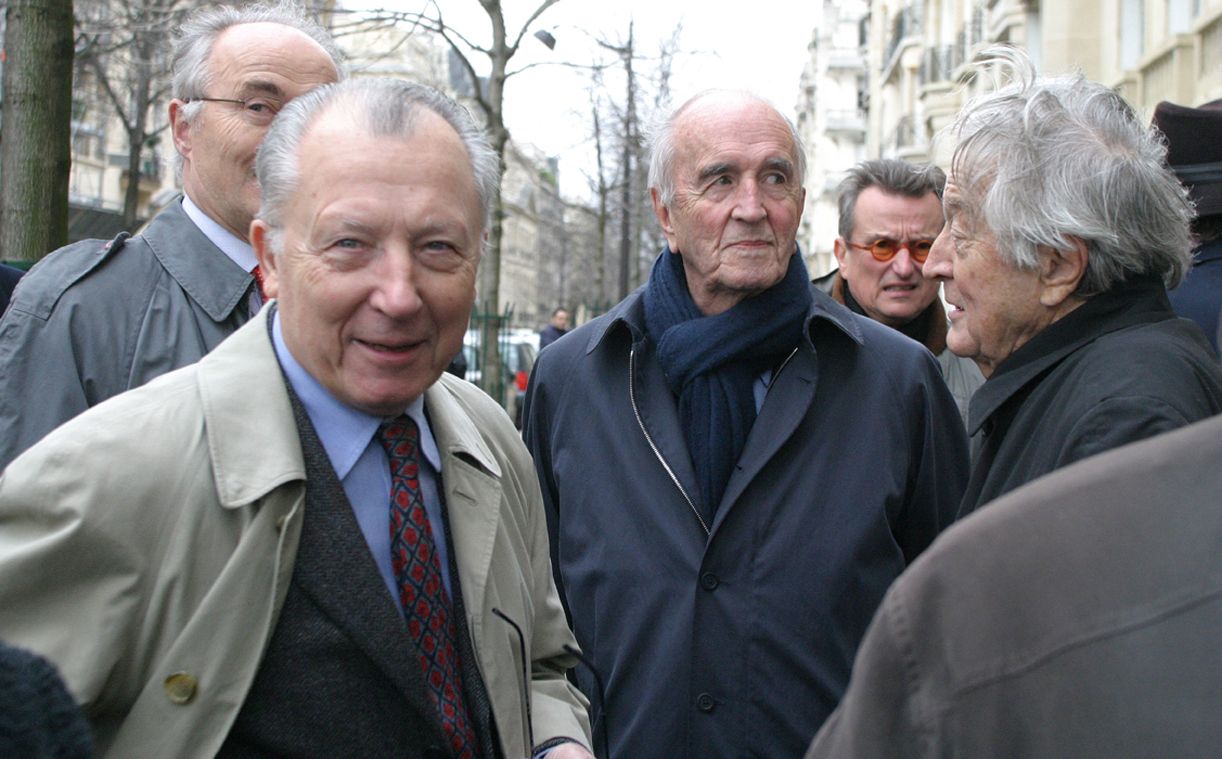 Photo de jacques delors et roland dumas dans la rue.