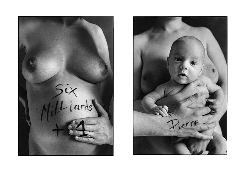 Photo d'un corps de femme enceinte avec l'inscription six milliard plus un. Photo du bébé dans les bras de sa mère.