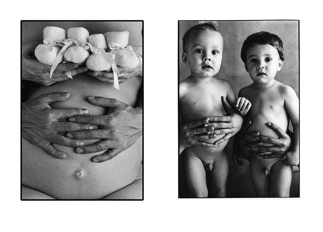 Photo d'un ventre de future maman attendant des jumeaux, suivie de la photo des jumeaux devenus enfants.