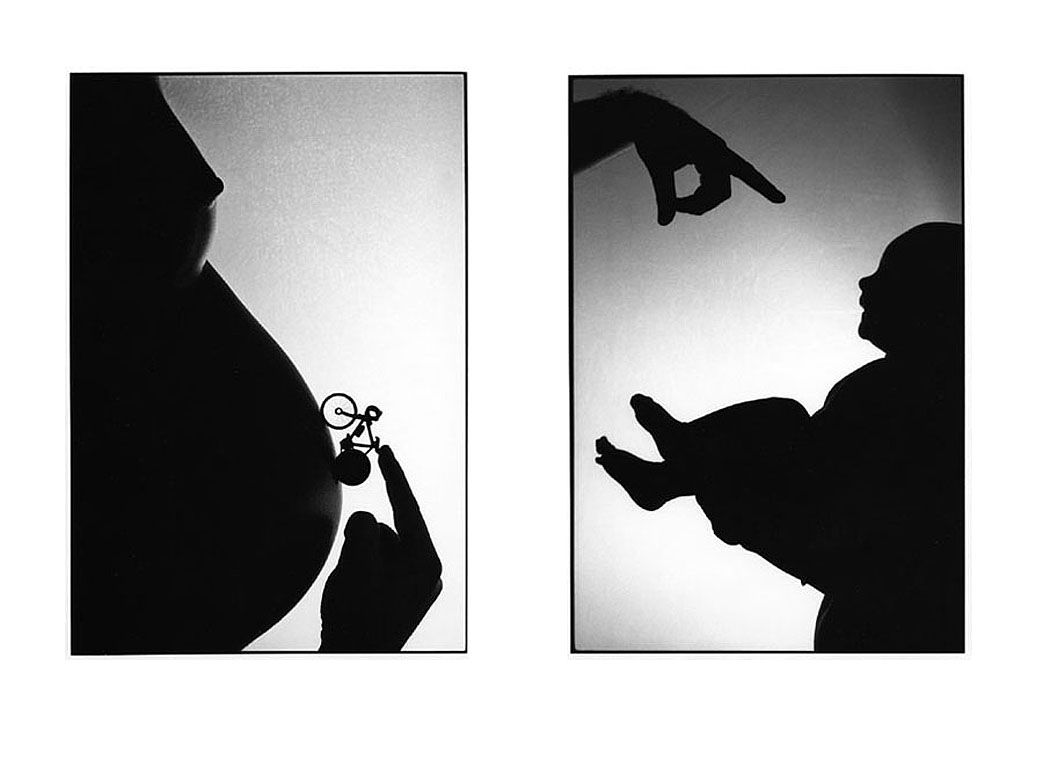 Diptyque photographique d'une femme enceinte puis de son bébé en ombres chinoises.