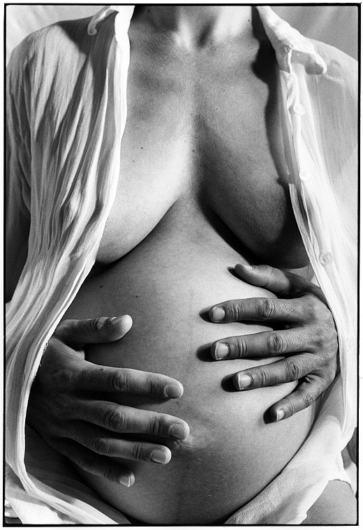 Photo mains d'homme posées sur ventre femme enceinte, suivie photo bébé.