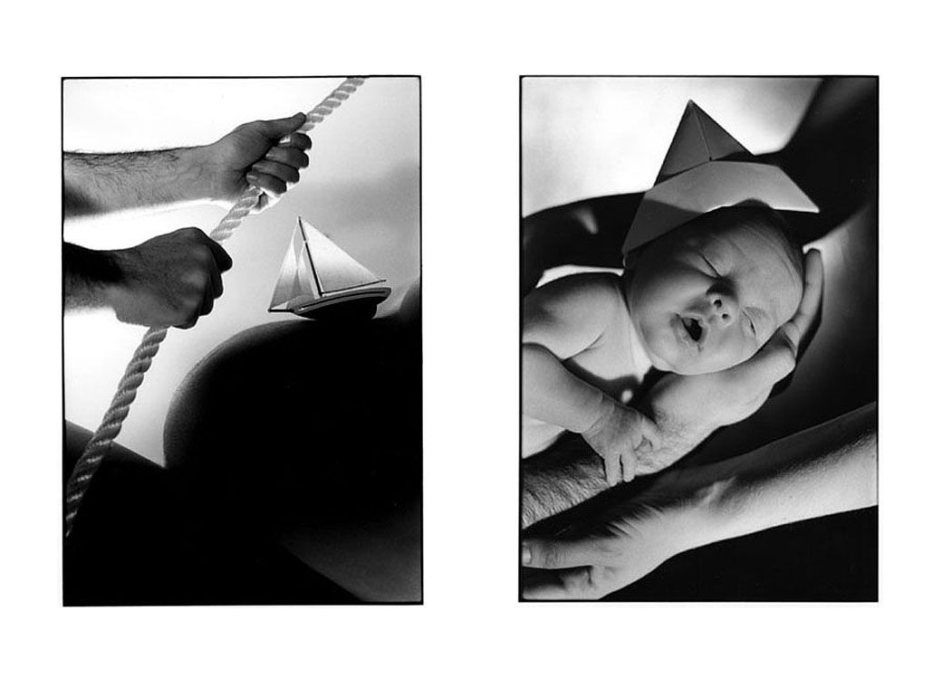 Mise en scène photo en noir et blanc d'une femme enceinte et de son  bébé.