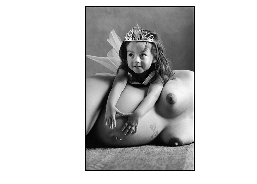 Photo noir et blanc petite fille et sa maman enceinte.