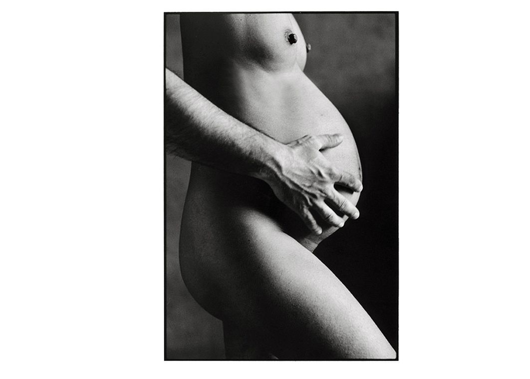 Photo femme enceinte en noir et blanc de profil avec main du mari.