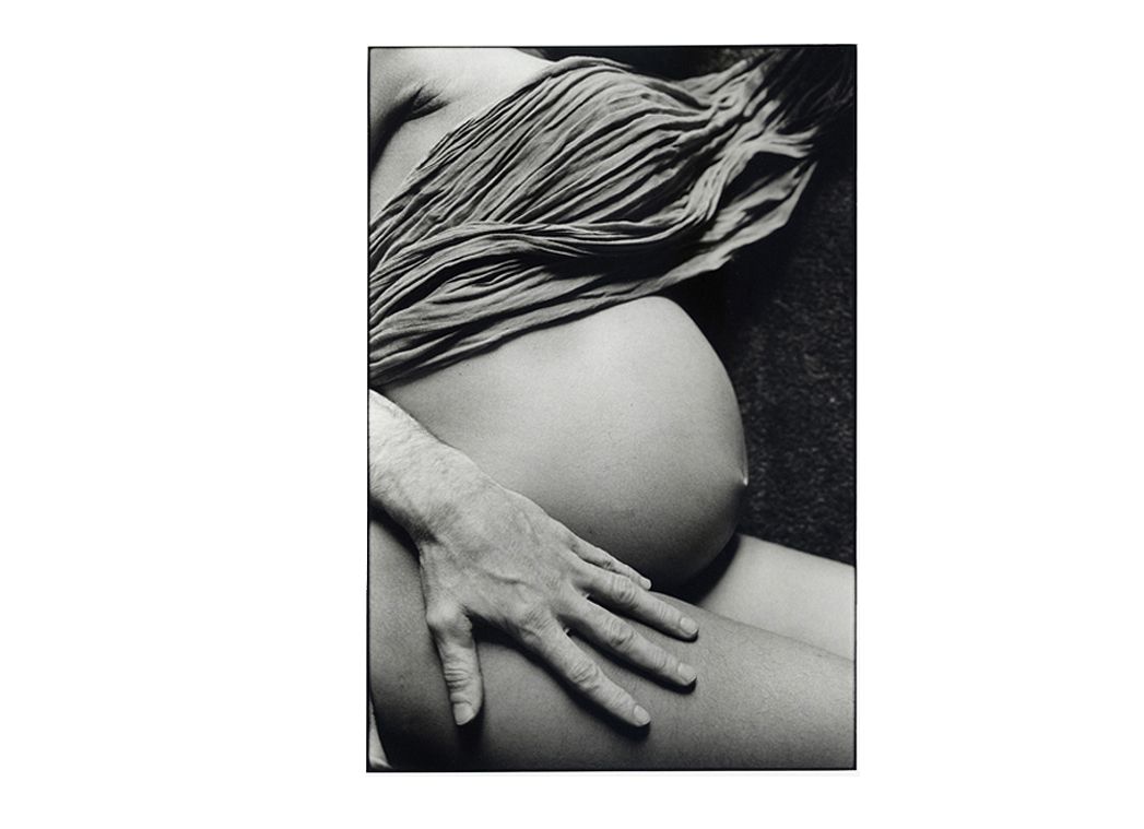 Photographie artistique femme enceinte couchée avec un drapé.